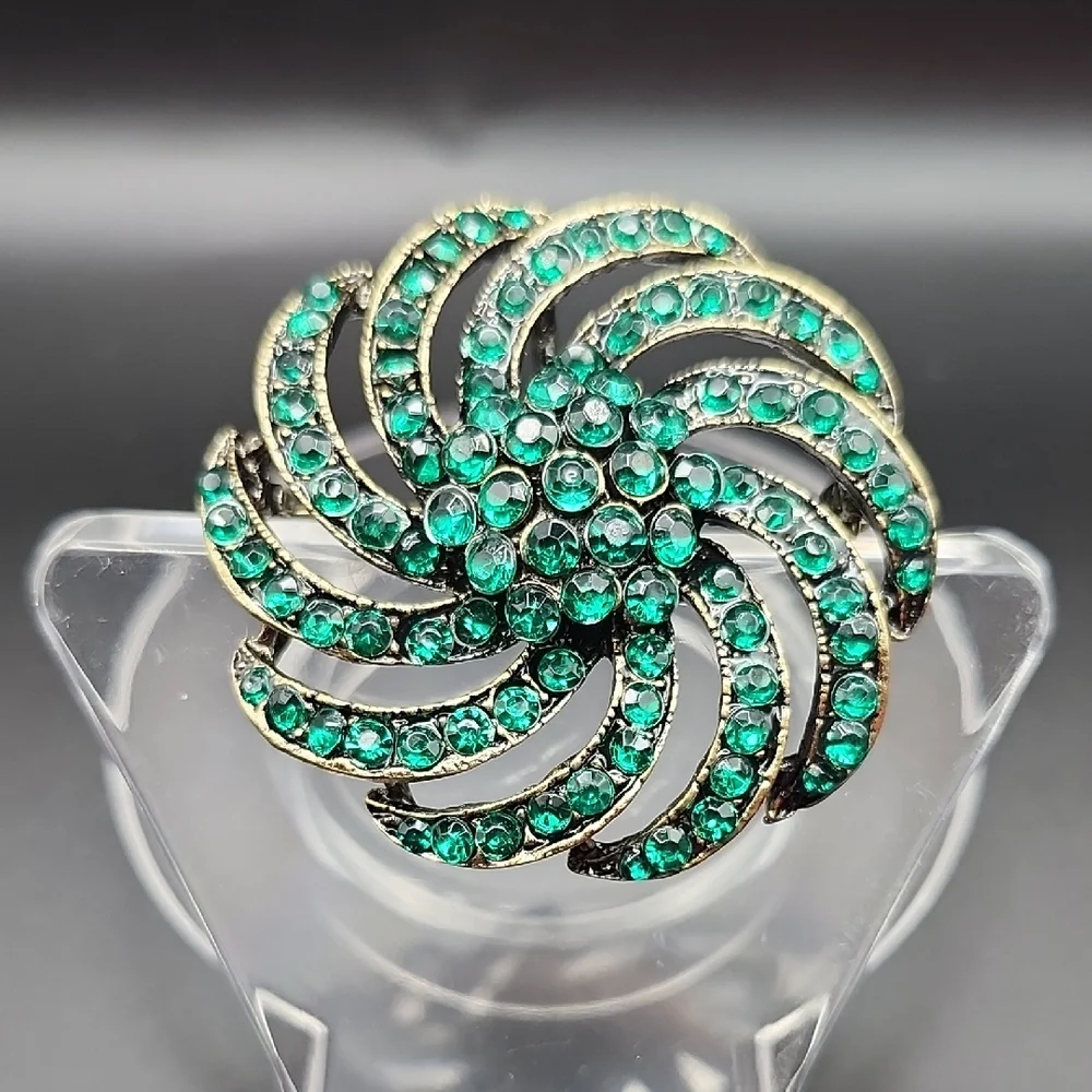 Elegant Green Swirl Ring